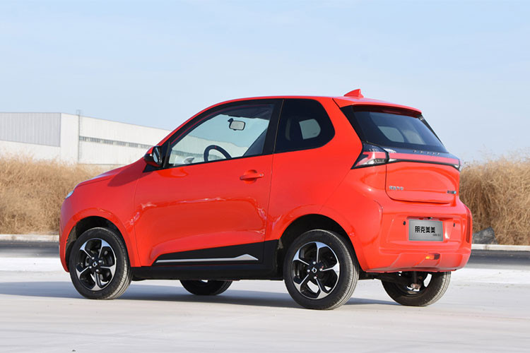 Pocco Duoduo 2022 còn được trang bị cửa sổ rộng và ốp gương ngoại thất cỡ lớn, trái ngược với bộ vành la-zăng. Bù lại, mẫu xe ôtô điện Trung Quốc này sở hữu các cột và nóc màu đen, tương phản với phần còn lại của thân xe. Khu vực dưới của cửa còn được trang trí bằng những dấu gạch ngang khá lạ mắt. Đằng sau mẫu xe này xuất hiện đèn hậu nằm dọc và hốc gió giả, cùng cánh gió mui nhỏ và đèn phanh tích hợp trên cao.