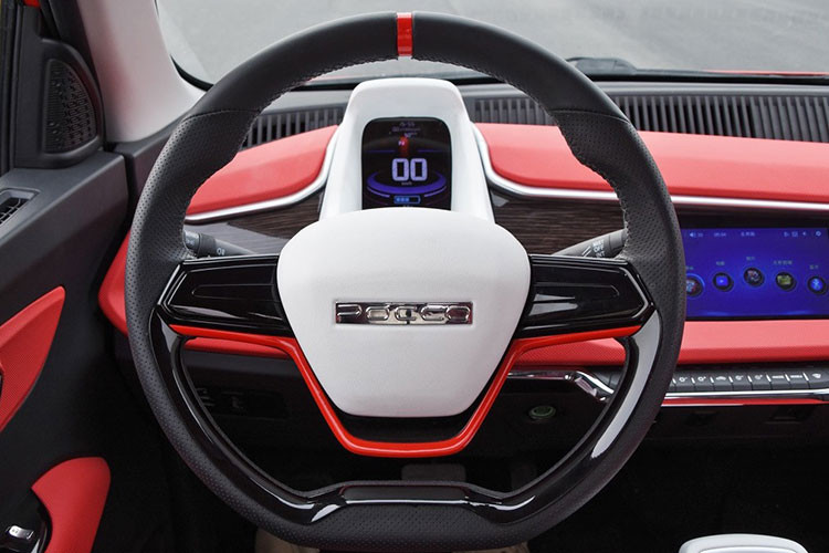 Về trang bị, xe có vô lăng 3 chấu và màn hình LCD phía sau, đóng vai trò như bảng đồng hồ kỹ thuật số, màn hình thông tin giải trí nằm chìm vào mặt táp-lô, dãy nút bấm cơ học bên dưới được bao quanh bằng viền màu bạc và núm xoay chuyển số trên bệ tì tay trung tâm. Ngoài ra, xe còn có thêm hệ thống phát hiện điểm mù.