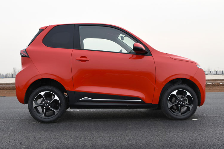 So với Wuling Hongguang Mini EV, mẫu xe này có kích thước lớn hơn đáng kể, bao gồm chiều dài 3.325 mm, chiều rộng 1.500 mm, chiều cao 1.588 mm và chiều dài cơ sở 2.275 mm. Do đó, phía sau hàng ghế cuối của Pocco Duoduo 2022 mới vẫn có khoang hành lý nhỏ. Theo nhà sản xuất, nếu ghế sau gập xuống, xe sẽ có thể tích khoang hành lý là 987 lít.