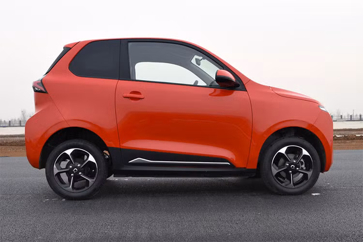 So với Wuling Hongguang Mini EV, mẫu xe này có kích thước lớn hơn đáng kể, bao gồm chiều dài 3.325 mm, chiều rộng 1.500 mm, chiều cao 1.588 mm và chiều dài cơ sở 2.275 mm. Do đó, phía sau hàng ghế cuối của Pocco Duoduo 2022 mới vẫn có khoang hành lý nhỏ. Theo nhà sản xuất, nếu ghế sau gập xuống, xe sẽ có thể tích khoang hành lý là 987 lít.