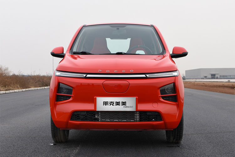 Bên ngoài, Pocco Duoduo 2022 chạy điện sở hữu ngoại hình khá tròn trịa và nhỏ xinh như xu hướng của ô tô điện đô thị tại Trung Quốc hiện nay. Trong đó, cụm đèn pha của xe được nối với nhau bằng tấm ốp màu đen ở giữa, tích hợp tem chữ nổi "Pocco". Bên dưới là hốc gió trung tâm dạng chấm và các khe gió nằm ngang.