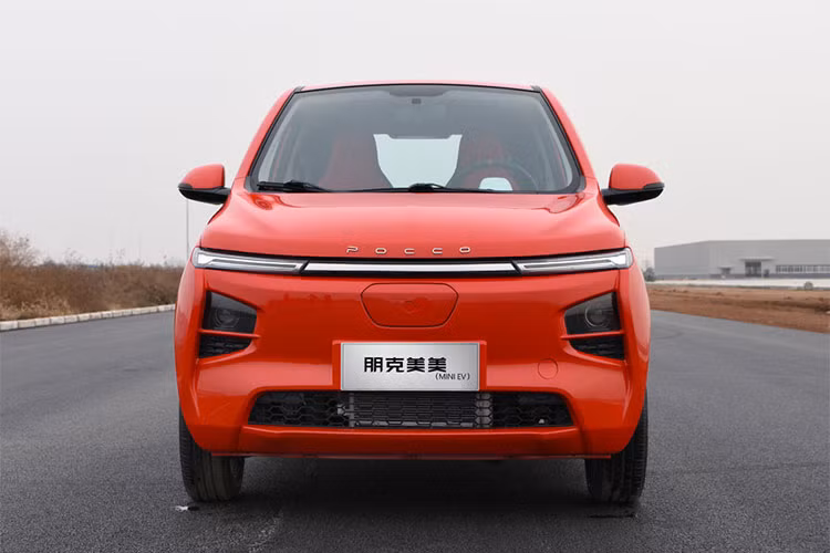 Bên ngoài, Pocco Duoduo 2022 chạy điện sở hữu ngoại hình khá tròn trịa và nhỏ xinh như xu hướng của ô tô điện đô thị tại Trung Quốc hiện nay. Trong đó, cụm đèn pha của xe được nối với nhau bằng tấm ốp màu đen ở giữa, tích hợp tem chữ nổi "Pocco". Bên dưới là hốc gió trung tâm dạng chấm và các khe gió nằm ngang.