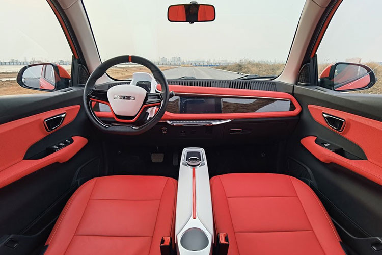 Bên trong xe, Pocco Duoduo 2022 được trang bị nội thất phức tạp hơn Wuling Hongguang Mini EV. Để mang đến sự trẻ trung, nhà sản xuất đã đưa những chi tiết màu tương phản vào nội thất như mặt táp-lô và hai bên cửa.