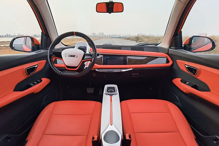 Bên trong xe, Pocco Duoduo 2022 được trang bị nội thất phức tạp hơn Wuling Hongguang Mini EV. Để mang đến sự trẻ trung, nhà sản xuất đã đưa những chi tiết màu tương phản vào nội thất như mặt táp-lô và hai bên cửa.