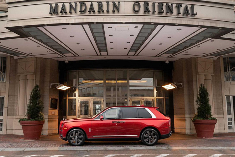Chiếc Rolls-Royce Cullinan Year of the Pig của khách sạn Mandarin Oriental tại Washington D.C. và Miami sẽ được sơn màu đỏ Magma Red bên ngoài trong khi nội thất bọc da màu nâu vàng. Riêng chiếc ở khách sạn tại Boston sẽ khoác bộ cánh ngoại thất màu đỏ Scala Red trong khi nội thất phối 2 màu đen và đỏ Mugello Red.
