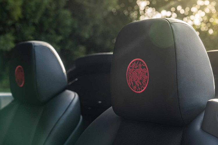 Họa tiết này còn được thêu trên tựa đầu ghế trong xe.