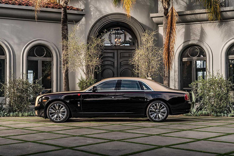 Ngoài ra, hãng Rolls-Royce còn chế tạo Cullinan phiên bản năm Kỷ Hợi theo đơn đặt hàng của tập đoàn khách sạn Mandarin Oriental. Từ ngày 4-8/2/2019, Rolls-Royce Cullinan Year of the Pig sẽ được trưng bày tại các khách sạn Mandarin Oriental ở Boston, Miami và Washington D.C, Mỹ.