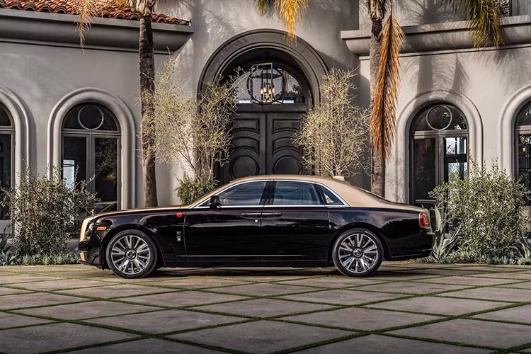 Ngoài ra, hãng Rolls-Royce còn chế tạo Cullinan phiên bản năm Kỷ Hợi theo đơn đặt hàng của tập đoàn khách sạn Mandarin Oriental. Từ ngày 4-8/2/2019, Rolls-Royce Cullinan Year of the Pig sẽ được trưng bày tại các khách sạn Mandarin Oriental ở Boston, Miami và Washington D.C, Mỹ.