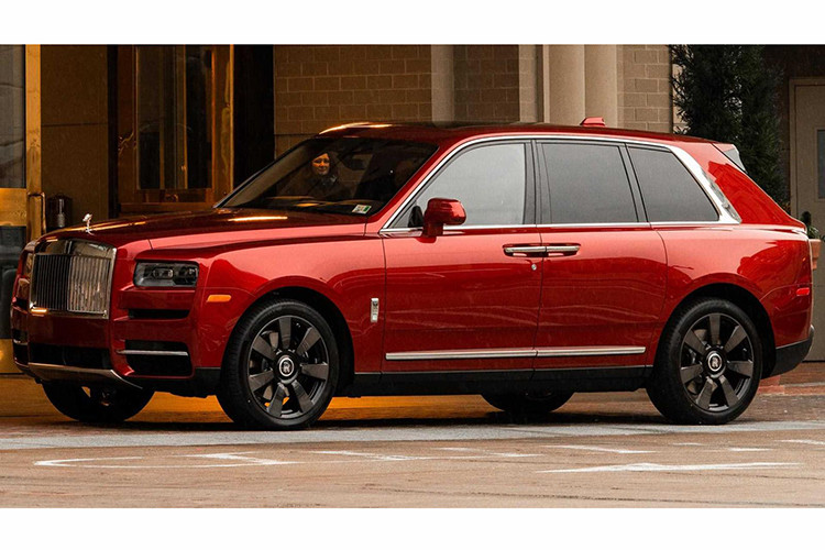 Ngoài ra, khách hàng sẽ có cơ hội được ngồi trên chiếc Rolls-Royce Cullinan Year of the Pig để dạo chơi trên quãng đường 2 dặm (khoảng 3,2 km). Đó là chưa kể đến cơ hội trúng thưởng để được sử dụng Rolls-Royce Cullinan Year of the Pig trong vòng 1 tuần khi sử dụng dịch vụ của khách sạn Mandarin Oriental ở Boston, Miami và Washington D.C, Mỹ.