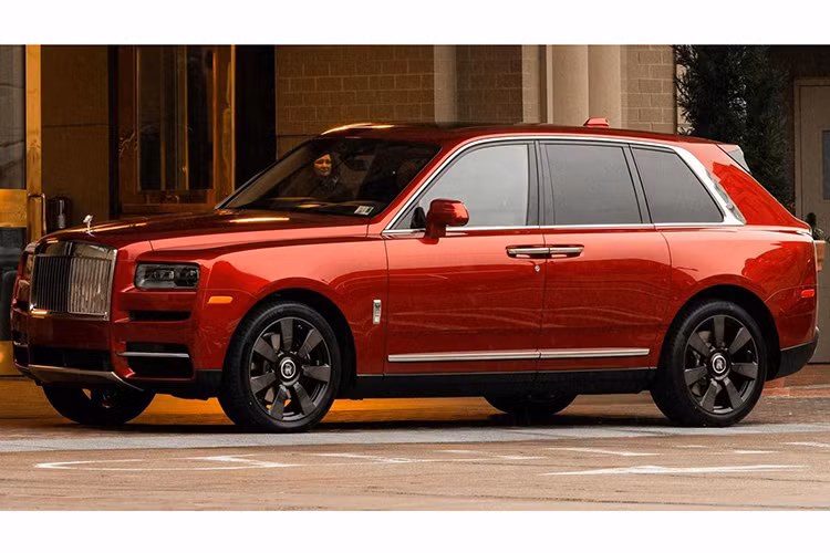 Ngoài ra, khách hàng sẽ có cơ hội được ngồi trên chiếc Rolls-Royce Cullinan Year of the Pig để dạo chơi trên quãng đường 2 dặm (khoảng 3,2 km). Đó là chưa kể đến cơ hội trúng thưởng để được sử dụng Rolls-Royce Cullinan Year of the Pig trong vòng 1 tuần khi sử dụng dịch vụ của khách sạn Mandarin Oriental ở Boston, Miami và Washington D.C, Mỹ.