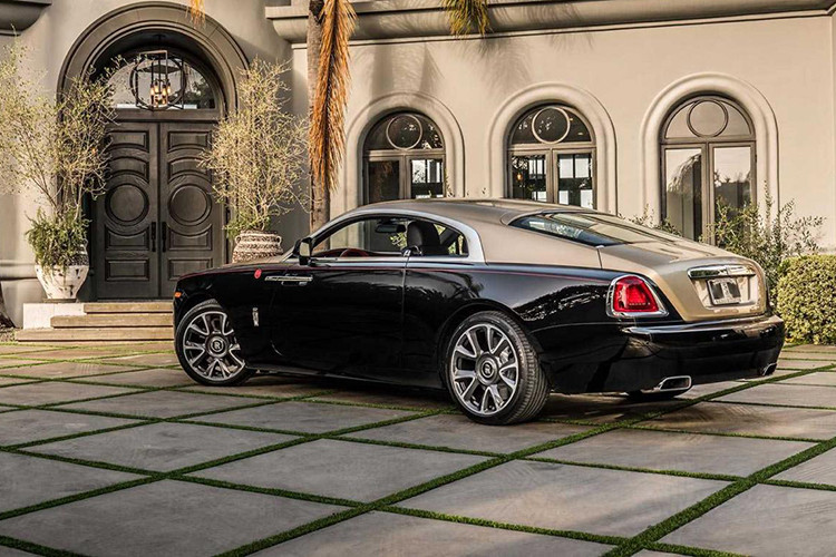 Mỗi chiếc Rolls-Royce bản Kỷ Hợi đều đi kèm họa tiết Year of the Pig màu đỏ ở đường coachline bên ngoài và thêu trên tựa đầu ghế. Chưa hết, bộ ba Wraith, Ghost và Dawn Year of the Pig sẽ chỉ được phân phối thông qua đại lý Rolls-Royce Beverly Hills.