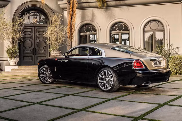 Mỗi chiếc Rolls-Royce bản Kỷ Hợi đều đi kèm họa tiết Year of the Pig màu đỏ ở đường coachline bên ngoài và thêu trên tựa đầu ghế. Chưa hết, bộ ba Wraith, Ghost và Dawn Year of the Pig sẽ chỉ được phân phối thông qua đại lý Rolls-Royce Beverly Hills.