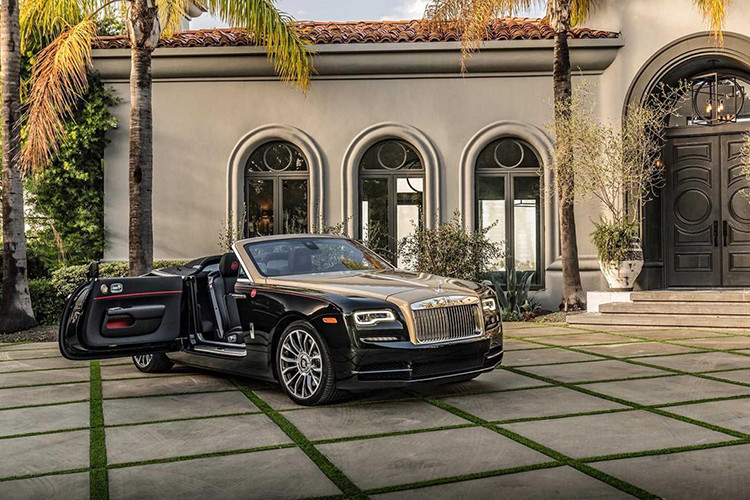 Bộ ba xe siêu sang Rolls-Royce Wraith, Ghost và Dawn phiên bản Year of the Pig lại được trưng bày tại đại lý chính hãng ở Beverly Hills, bang California, Mỹ. 3 mẫu Rolls-Royce Ghost Year of the Pig này được sơn màu đen Diamond Black phối vàng Aurum. Bên sườn xe xuất hiện đường coachline màu đỏ Mugello Red.