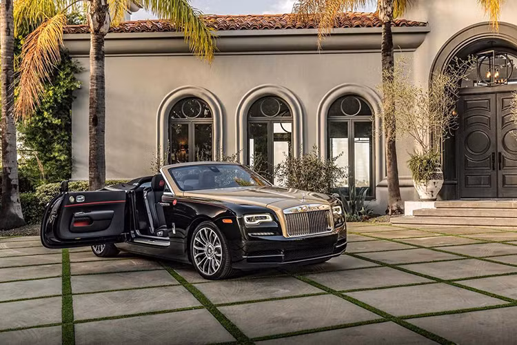 Bộ ba xe siêu sang Rolls-Royce Wraith, Ghost và Dawn phiên bản Year of the Pig lại được trưng bày tại đại lý chính hãng ở Beverly Hills, bang California, Mỹ. 3 mẫu Rolls-Royce Ghost Year of the Pig này được sơn màu đen Diamond Black phối vàng Aurum. Bên sườn xe xuất hiện đường coachline màu đỏ Mugello Red.
