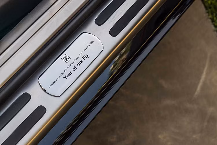 Ốp bậc cửa có dòng chữ "Year of the Pig" như dấu hiệu nhận biết.