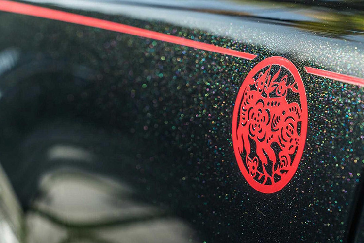 Họa tiết Year of the Pig trên đường coachline bên sườn của xe.