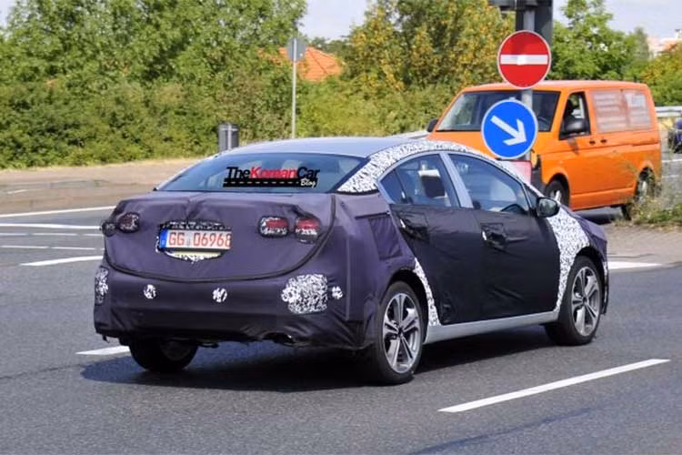 Đối với hệ thống truyền động, Forte 2019 được dự đoán trang bị những phiên bản động cơ tương tự với Kia Cee’d - động cơ 1.0L 3 xi-lanh, tương thích tiêu chuẩn Euro 6; Động cơ xăng 1.6L 4 xi-lanh phun nhiên liệu trực tiếp và 1.4L MPI; Động cơ diesel tăng áp 1.4L và 1.6L CRDi.