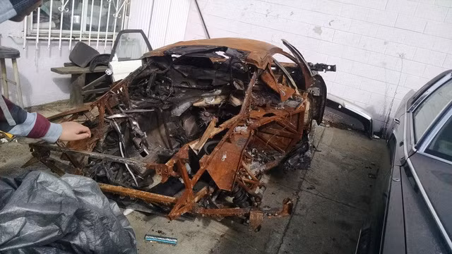 Cụ thể, chiếc siêu xe Lamborghini Murcielago LP640 đời 2008 này có ngoại thất gần như không thể cứu chữa được nữa nhưng vẫn được chủ nhân chào bán với mức giá 16.850 USD (tương đương 345 triệu đồng).