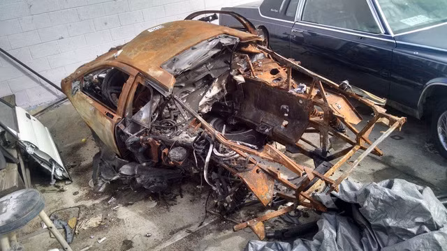 Rao bán những mẫu siêu xe từng gặp nạn luôn gặp nhiều khó khăn, nhất là những chiếc gần như không còn chi tiết nào có thể tái sử dụng được nữa mới là điều kỳ lạ, đặc biệt lại là cục sắt gỉ Lamborghini Murcielago LP640 từng bị cháy rụi này.