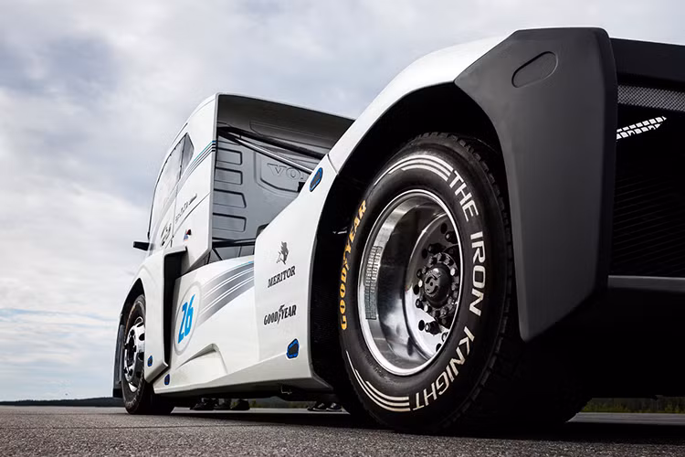 Thân của xe được hãng xe Volvo chế tạo bằng sợi dạng thủy tinh. Động cơ đặt giữa trên bộ khung gầm, giống một chiếc xe F1, và gửi sức mạnh tới trục sau qua hộp số I-Shift ly hợp kép với công nghệ của Volvo.