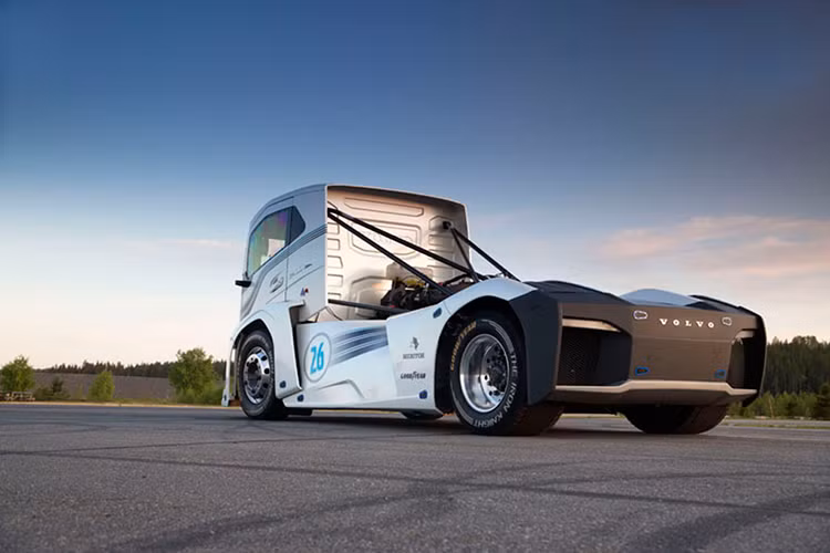 Để đạt đến công suất cỡ này Iron Knight sử dụng động cơ D13 6 xi lanh 12,8L có nguồn gốc từ dòng xe tải Volvo FH. Tuy nhiên, trong khi bản gốc chỉ có thể sản sinh tối đa 540 mã lực thì bản chỉnh sửa với bộ làm mát bên trong bằng nước và 6 turbo tăng áp lại cho công suất gấp hơn 4 lần.