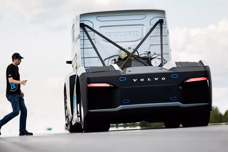  Thời gian trung bình là 13,71 giây trên đoạn đường 500 m và 21,29 giây cho 1km với tốc độ tối đa trong quá trình là 276 km/h. Kỷ lục cũ cũng do chính Ovebrink nắm giữ và cũng với một chiếc xe tải Volvo, Mean Green hybrid vào năm 2012. So với Mean Green, Iron Knight mạnh hơn 600 mã lực nhưng nhẹ hơn một tấn.