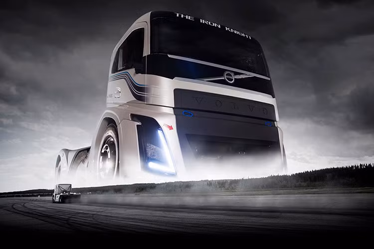 Dự án mang tới một chiếc xe đầu kéo với thiết kế như một chiếc siêu xe với công suất tối đa lên đến 2.400 mã lực cùng mô-men xoắn cực đại đạt 6.000Nm của Volvo được các kỹ sư đặt tên với cái tên khá kỳ lạ - là “Volvo Iron Knight – Kỹ sĩ sắt”.