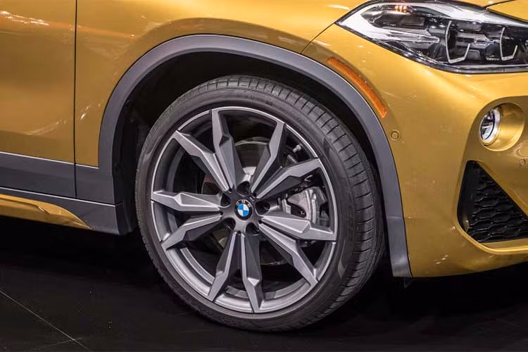 Tổng thể của BMW X2 trở nên mạnh mẽ hơn nhờ những đường gân rõ nét chạy dọc thân xe, các cụm đèn hậu LED thể thao và logo BMW trên cột C - tương tự những mẫu 2000 CS và 3.0 CSL. Điều này giúp nhấn mạnh tính thể thao cũng như là đặc điểm nhận dạng của BMW X2. vành tiêu chuẩn 18 inch là tùy chọn vành 19 hoặc 20 inch.