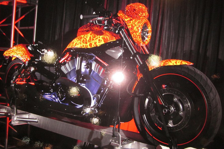 Ở thời điểm hiện tại, giá xe Harley-Davidson Cosmic Starship này đang tìm chủ mới với mức đề xuất từ 15 đến 30 triệu USD (tương đương 348 đến 697 tỷ đồng). So với mẫu SUV siêu sang Rolls-Royce Cullinan đang rất được ưa chuộng, chiếc Harley-Davidson đắt gấp 90 lần khi giá xe Rolls-Royce Cullinan tại Mỹ được niêm yết ở mức 325.000 USD (tương đương 7,5 tỷ đồng).