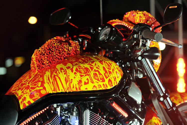 Được biết, Jack Armstrong phải mất đến 6 tháng để hoàn thành lớp sơn này cho xe. Quá trình tạo nên màu sắc của xe vô cùng công phu khi cần đến 37 lớp sơn Acrylic cho mỗi chi tiết vỏ. Vì vậy, có thể nói rằng chiếc Hog này thực sự là một tác phẩm nghệ thuật di động khi mang trên mình lớp sơn siêu độc đáo và vô cùng thu hút. 