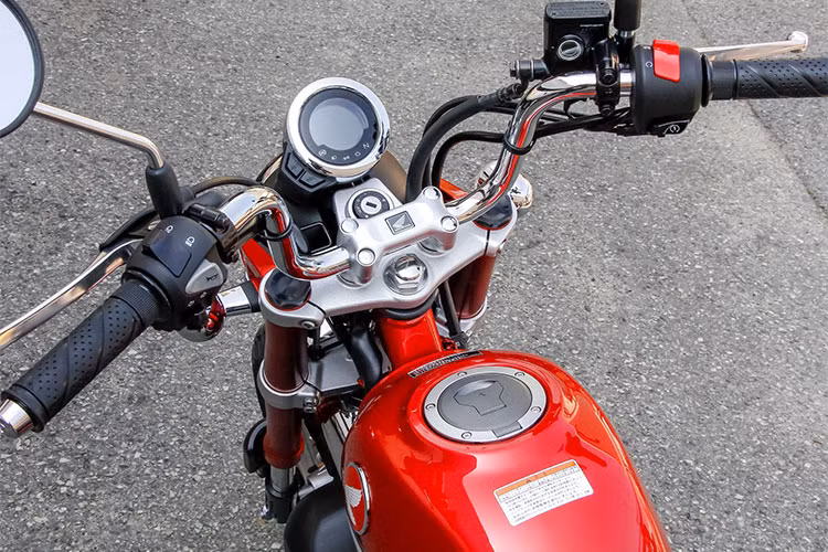 Dựa trên cơ sở dòng minibike MSX125 hiện tại, Monkey 125 ABS có thể coi như một phiên bản "hiện đại hóa". Xe vẫn mang kiểu dáng đã trở thành "biểu tượng" của Monkey, nhưng đồng thời có nhiều chi tiết được "hiện đại hóa". Một trong những ví dụ rõ nét nhất là cụm đèn pha trước chóa tròn cổ điển, nhưng sử dụng công nghệ chiếu sáng LED hiện đại.