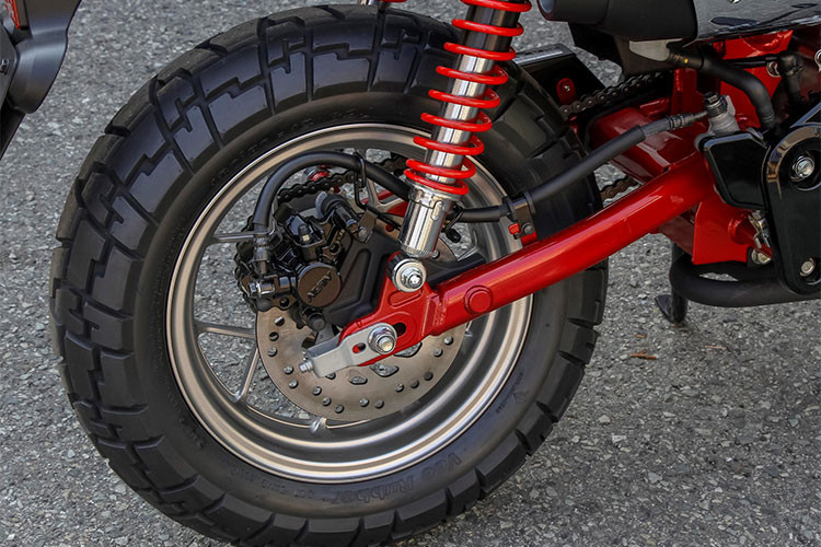 Trong đó, dễ nhận thấy nhất là phuộc sau dạng kép thay vì phuộc đơn Monoshock. Giống như phía trước, bánh sau của xe cũng có đường kính mâm 12 inch và sử dụng lốp 120/80/12. Cả 2 bánh của Monkey 125 đều được trang bị hệ thống phanh đĩa 1 piston có chống bó cứng ABS.