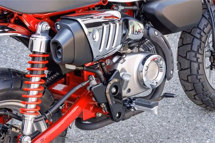 Hệ thống ống xả của Honda Monkey 125 ABS mới thiết kế khá đặc biệt, nó được vắt về phía sau sát yên xe với miếng chống nóng mạ chrome sáng bóng. Các chi tiết ngoại hình xe kết hợp cũng khá hoàn hảo và bắt mắt.