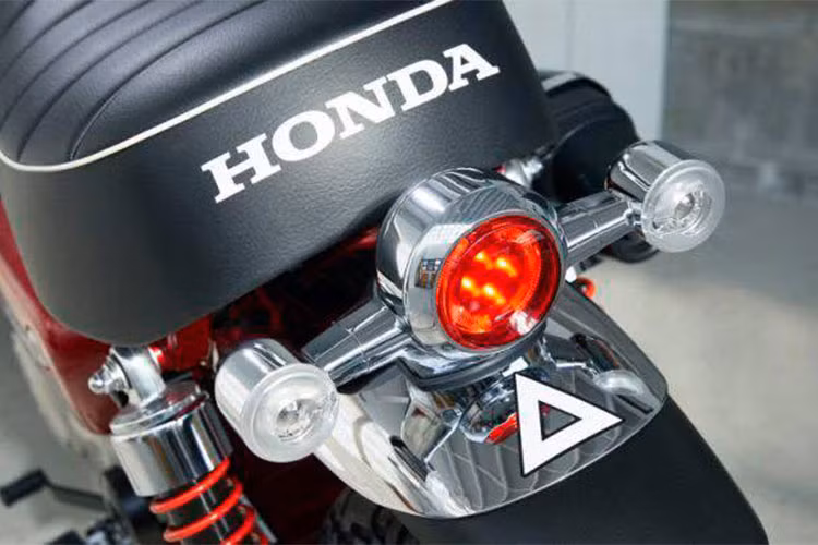 Thay vì có đủ cho 2 người như MSX125, Monkey 125 sẽ chỉ có duy nhất 1 chỗ ngồi cho người lái. Ở phía sau, cụm đèn hậu của xe có hình dáng cổ điển, nhưng cũng đã được "hiện đại hóa" khi sử dụng công nghệ LED.