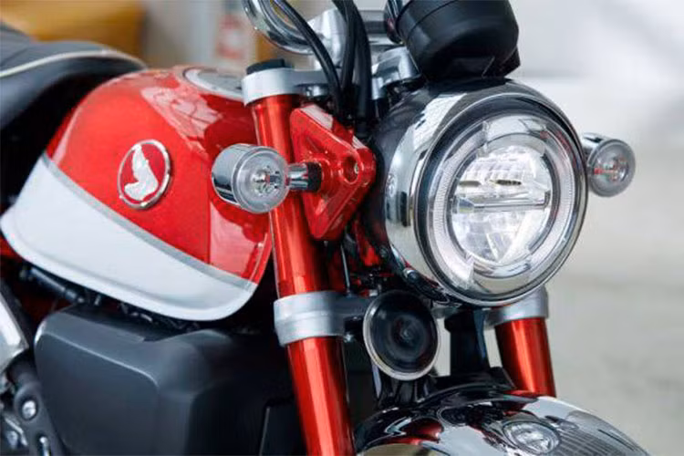 Đáng chú ý, Việt Nam chính là nơi đầu tiên trên thế giới xuất hiện mẫu xe mới này - cụ thể là triển lãm xe máy VMCS 2017 dưới dạng Concept. Mới đây, những chiếc xe phiên bản thương mại này đã chính thức lăn bánh tại Việt Nam thông qua các đại lý nhập khẩu xe máy tư nhân ở TP HCM.