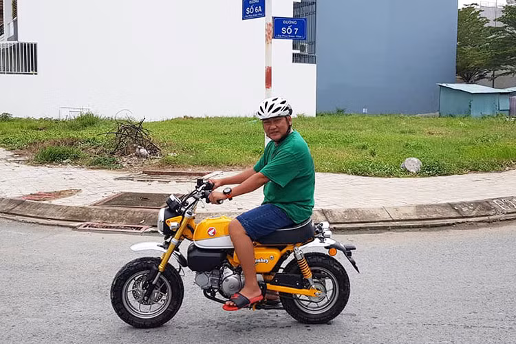 Trên thị trường thế giới sẽ có 3 lựa chọn màu cho chiếc xe máy Honda Mokey 2018 là Banana Yellow, Pearl Nebula Red và Pearl Shining Black. Tại thị trường Việt Nam, mẫu xe này hiện được nhập khẩu theo dạng tư nhân tại một số cửa hàng ở TP HCM. Mức giá bán chua công bố nhưg dự tính lên tới khoảng hơn 100 triệu đồng.