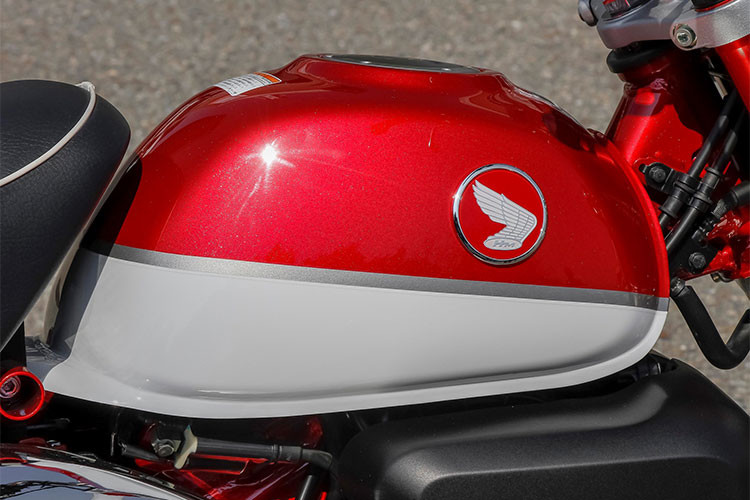 Bình xăng của chiếc xe cũng có kiểu dáng cao và nhỏ nhắn đúng như chiếc Monkey Z50A cổ điển. Cụm đồng hồ của xe được thiết kế hình tròn khá đẹp, đặc biệt là ở dạng LCD với các thông số được thể hiện khá đầy đủ.