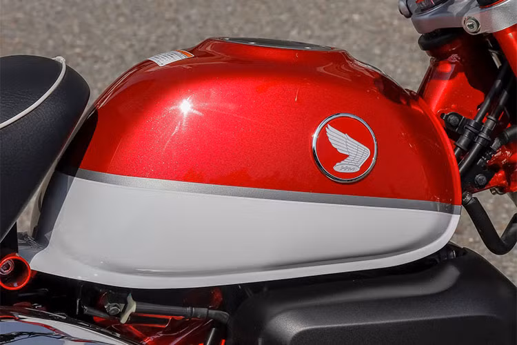 Bình xăng của chiếc xe cũng có kiểu dáng cao và nhỏ nhắn đúng như chiếc Monkey Z50A cổ điển. Cụm đồng hồ của xe được thiết kế hình tròn khá đẹp, đặc biệt là ở dạng LCD với các thông số được thể hiện khá đầy đủ.