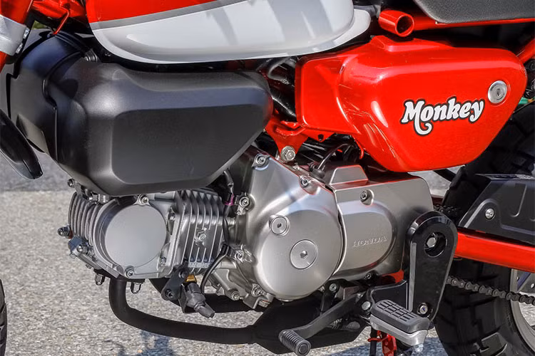 Monkey 125 ABS sử dụng chung khối máy SOHC 1 xi-lanh 125 cc làm mát bằng gió, với công suất tối đa 9,65 mã lực tương tự như trên MSX. Đồng thời với phong cách scrambler đang được ưa chuộng, nó cũng mang lại cái nhìn mới cho những người chơi xe môtô cỡ nhỏ.