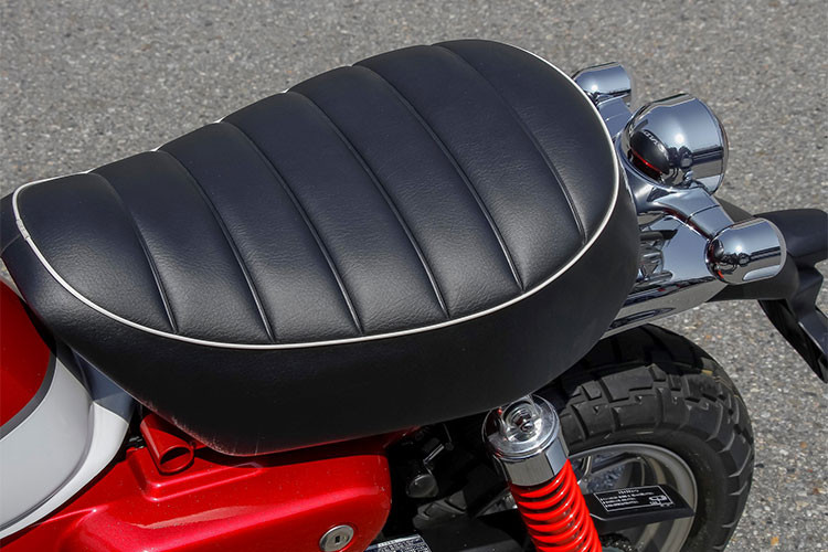 Tên gọi Monkey của dòng "xe khỉ" xuất phát từ tay lái cao, khiến người lái ngồi trong tư thế "treo tay" giống một chú khỉ đi xe đạp trong các rạp xiếc. Vì vậy chi tiết này cũng được tái hiện lại trên Monkey 125 ABS mới.