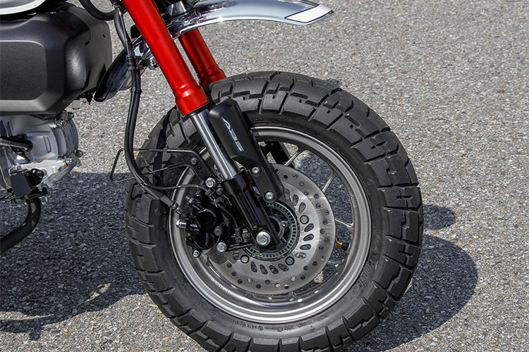 Dù sử dụng chung cơ sở khung sườn với MSX125, nhưng Honda Monkey 125 ABS mới lại có một số điểm khác biệt. Xe sở hữu phuộc USD hành trình lớn và chắn bùn trước đặt cao. Vành xe có dạng 5 cánh chữ Y được hoàn thiện tông màu ấn tượng hơn. Lốp trước bản khá lớn 120/80/12.