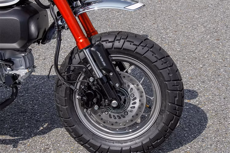 Dù sử dụng chung cơ sở khung sườn với MSX125, nhưng Honda Monkey 125 ABS mới lại có một số điểm khác biệt. Xe sở hữu phuộc USD hành trình lớn và chắn bùn trước đặt cao. Vành xe có dạng 5 cánh chữ Y được hoàn thiện tông màu ấn tượng hơn. Lốp trước bản khá lớn 120/80/12.