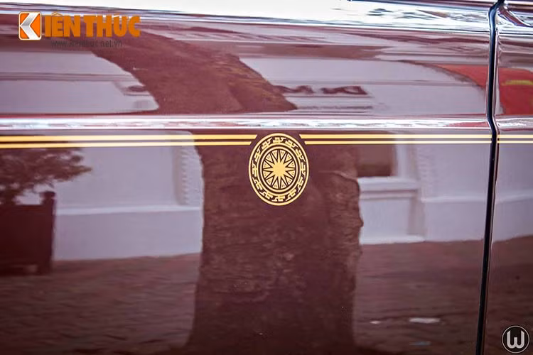 Chạy dọc thân xe là một đường kẻ ngang hông (coachline) đặc trưng trên nhiều phiên bản Rolls-Royce đặc biệt. Cắt ngang đường kẻ này ở khu vực vè trước là một logo trống đồng đậm nét văn hóa Việt.
