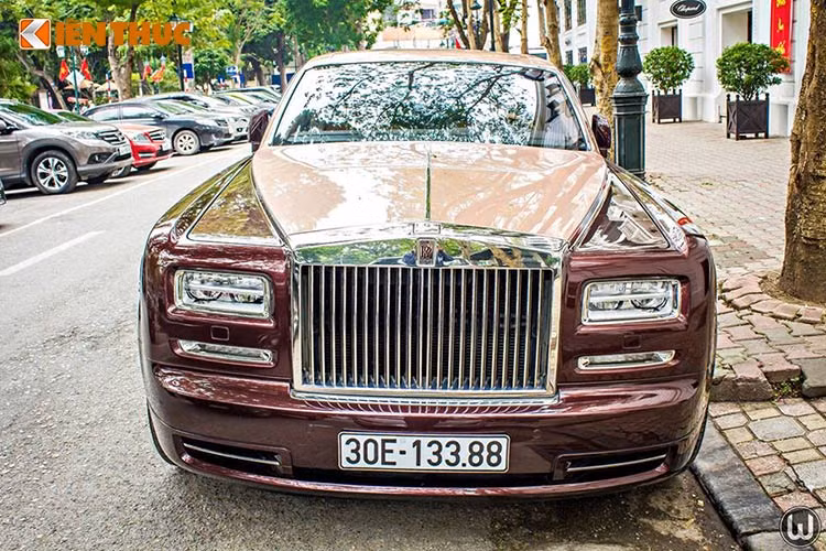 Được hãng siêu xe sang Anh quốc mang tới thị trường Việt Nam phiên bản dành riêng cho các đại gia Việt với phiên bản Rolls-Royce Phantom Lửa Thiêng. Chính vì vậy, các chi tiết của xe đều mang đậm tính văn hóa, lịch sử của người Việt.