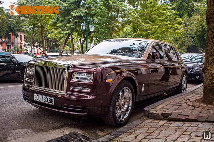  Siêu xe sang Rolls-Royce Phantom Lửa Thiêng tiếp tục khuấy động đường phố Hà Nội nhân dịp đầu năm mới Bính Thân khi xuất hiện tại khách sạn Metropole. Đây là chiếc siêu xe sang đắt nhất tại Việt Nam, tính đến thời điểm này. 