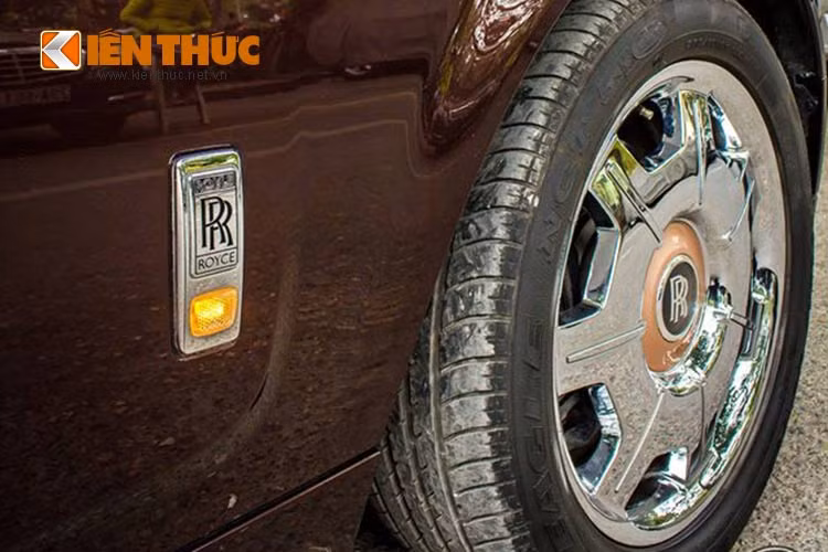  Siêu xe Rolls-Royce Phantom phiên bản Lửa Thiêng dựa trên chassis Phantom với trục cơ sở dài (EWB), với màu sơn 2 tông màu đặc biệt là tím hồng và ghi sáng cực kỳ ấn tượng. Xe sử dụng la-zăng hợp kim 21 inch với nắp logo sơn cùng màu vàng hồng với thân xe. 