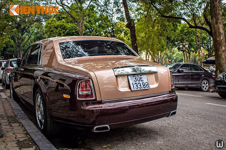 Nội thất của chiếc xe sử dụng 10 tấm da bò thuộc Bắc Âu cùng 43 tấm gỗ với lớp vơ-nia đánh bóng bằng tay. Ở mỗi tấm ốp cửa xe được sơn hình một đàn chim lạc gồm 9 con màu vàng, với 18 con tổng cộng mỗi cặp cửa trái và phải, tượng trưng cho 18 đời vua Hùng...