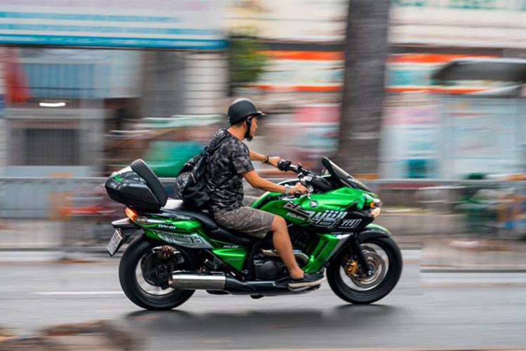 Mẫu xe môtô Honda DN-01 được trang bị khối động cơ V-twin 680 phân khối, làm mát bằng dung dịch. Chiếc xe có khả năng tăng tốc từ 0-100 km/h trong khoảng 7,4 giây trước khi đạt tốc độ tối đa 182 km/h. Tại thị trường Việt Nam, vào thời điểm mới xuất hiện vào năm 2010- 2012, xe có giá từ 380 đến gần 500 triệu đồng.