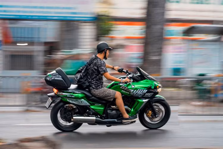 Mẫu xe môtô Honda DN-01 được trang bị khối động cơ V-twin 680 phân khối, làm mát bằng dung dịch. Chiếc xe có khả năng tăng tốc từ 0-100 km/h trong khoảng 7,4 giây trước khi đạt tốc độ tối đa 182 km/h. Tại thị trường Việt Nam, vào thời điểm mới xuất hiện vào năm 2010- 2012, xe có giá từ 380 đến gần 500 triệu đồng.