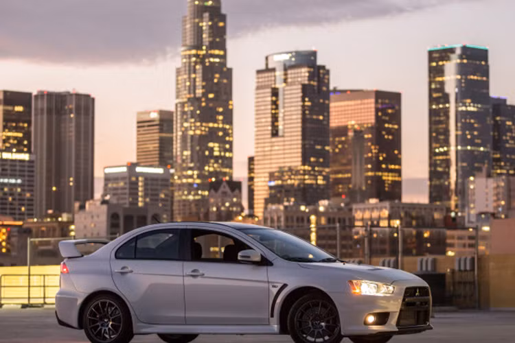 Tại thị trường Mỹ, Mitsubishi Lancer Evolution Final Edition có các màu như; trắng Pearl White mới, xanh Octane Blue, đỏ Rally Red hoặc xám Mercury Gray.